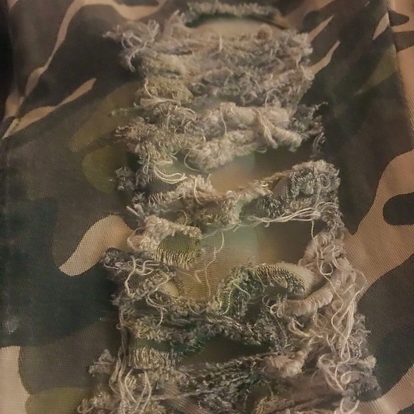 Ripped Camo Size 9 Ankle Pants - Picture 7 of 14